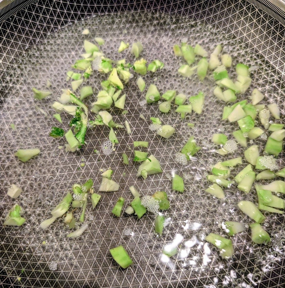 On a medium frying pan add a little boiling water, a pinch of baking soda and a pinch of salt (the baking soda enhances the colour of the broccoli (won’t affect the flavour, so you can leave it out if you want). Add the bits of broccoli stems and cook for 4 minutes.