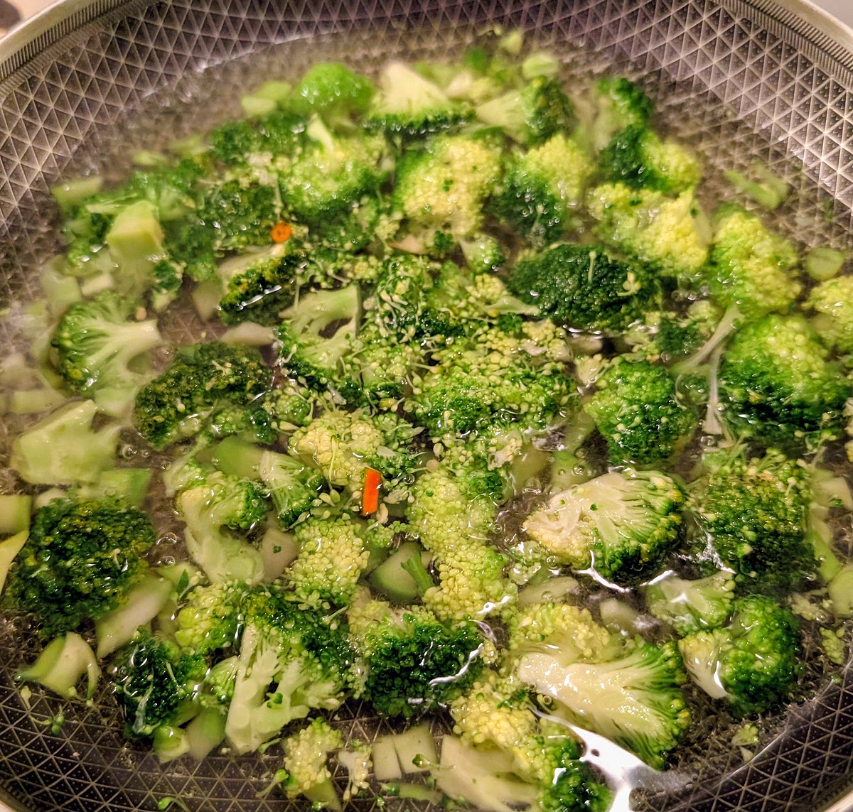 Add the broccoli florets, cook with the stems for a minute while moving it around, then drain it and put to the side.
Dry the frying pan with a paper towel.
