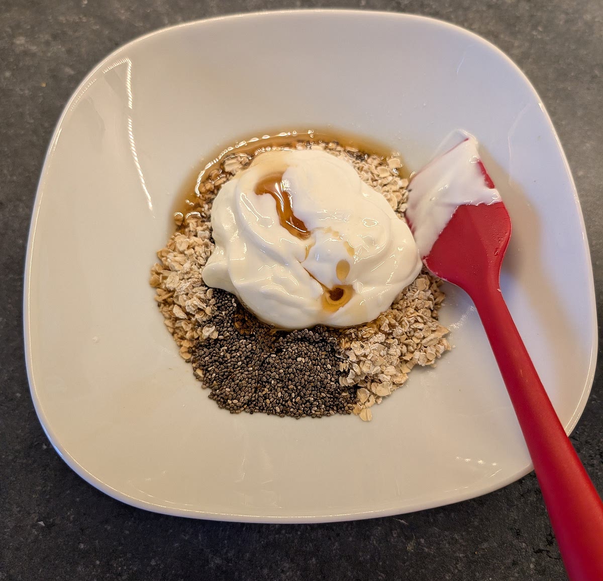 Mix well all the oats base ingredients in a medium bowl with a spatula or spoon.