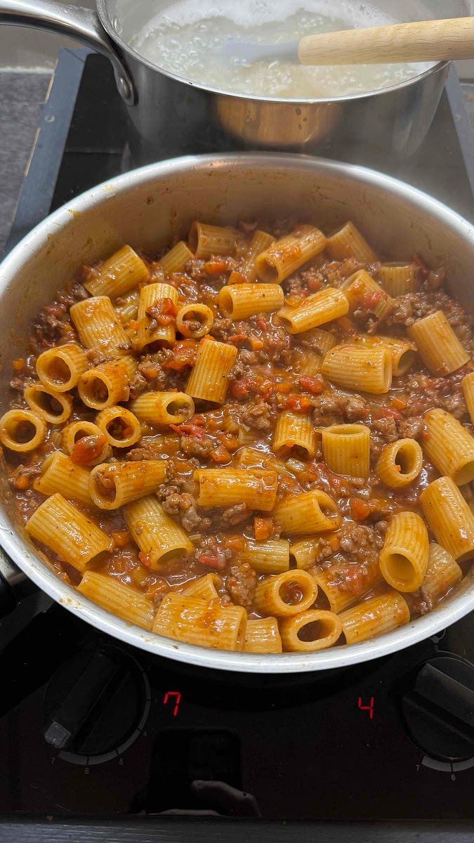 3-4 minutes avant la fin de cuisson des pâtes, retirer les et terminer leur cuisson directement dans la préparation.
Ajouter des louches d’eau de cuisson des pâtes lorsque cela est nécessaire, elle sera petit à petit absorbée par les pâtes, évaporées et permettra de corriger la texture de la sauce.
Ce mode de cuisson pour terminer la cuisson des pâtes est plus lent que dans l’eau, il faut donc les goûter pour s’assurer de leur cuisson.
Il faut laisser le feu relativement élevé pour que la cuisson se poursuive, ne pas hésiter à mélanger abondamment afin d’incorporer de l’air.