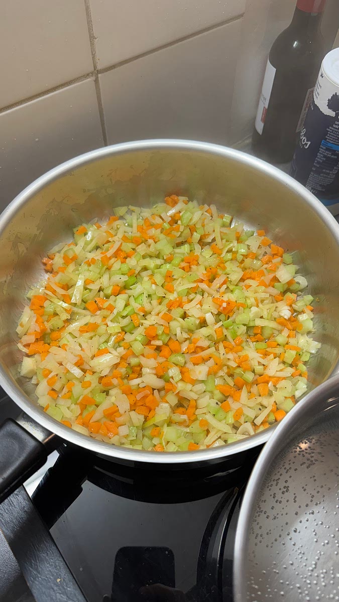 Faire suer le mirepoix avec sel et poivre pendant 4-5 minutes dans une bonne dose d’huile d’olive.