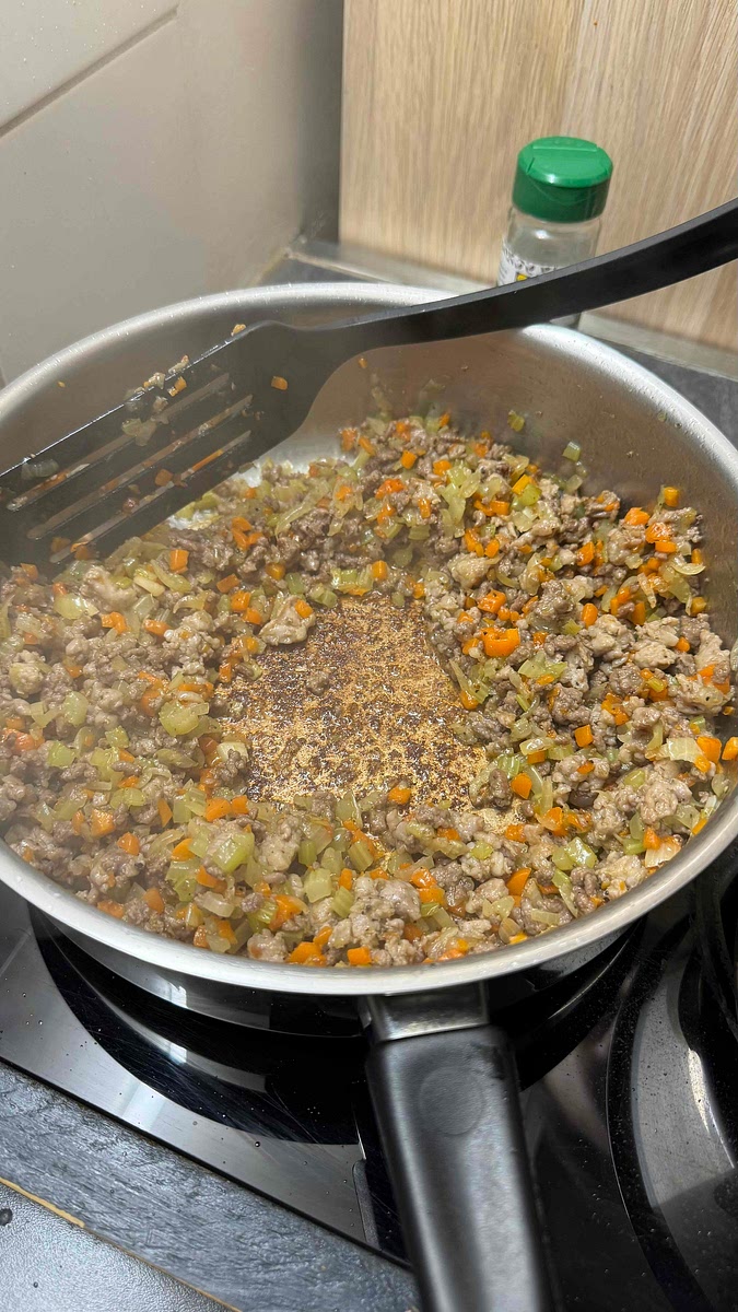 Faire caraméliser jusqu’à ce que la viande ait pris de la couleur et que les sucs attachent dans le fond.