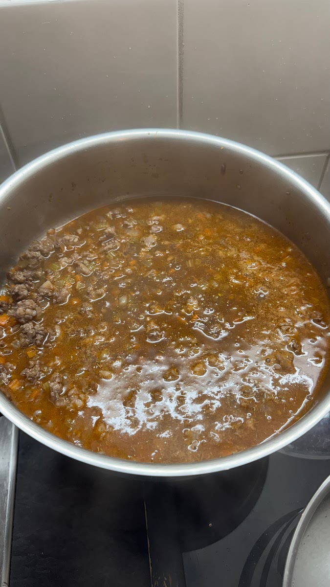 Ajouter le fond de bœuf et laisser réduire sur feu 7/10 (ou plus si besoin).