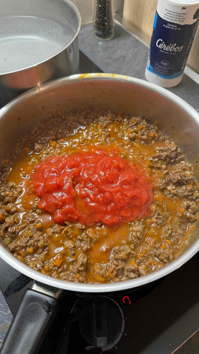 Ajouter la pulpe de tomate, le thym et le sucre.