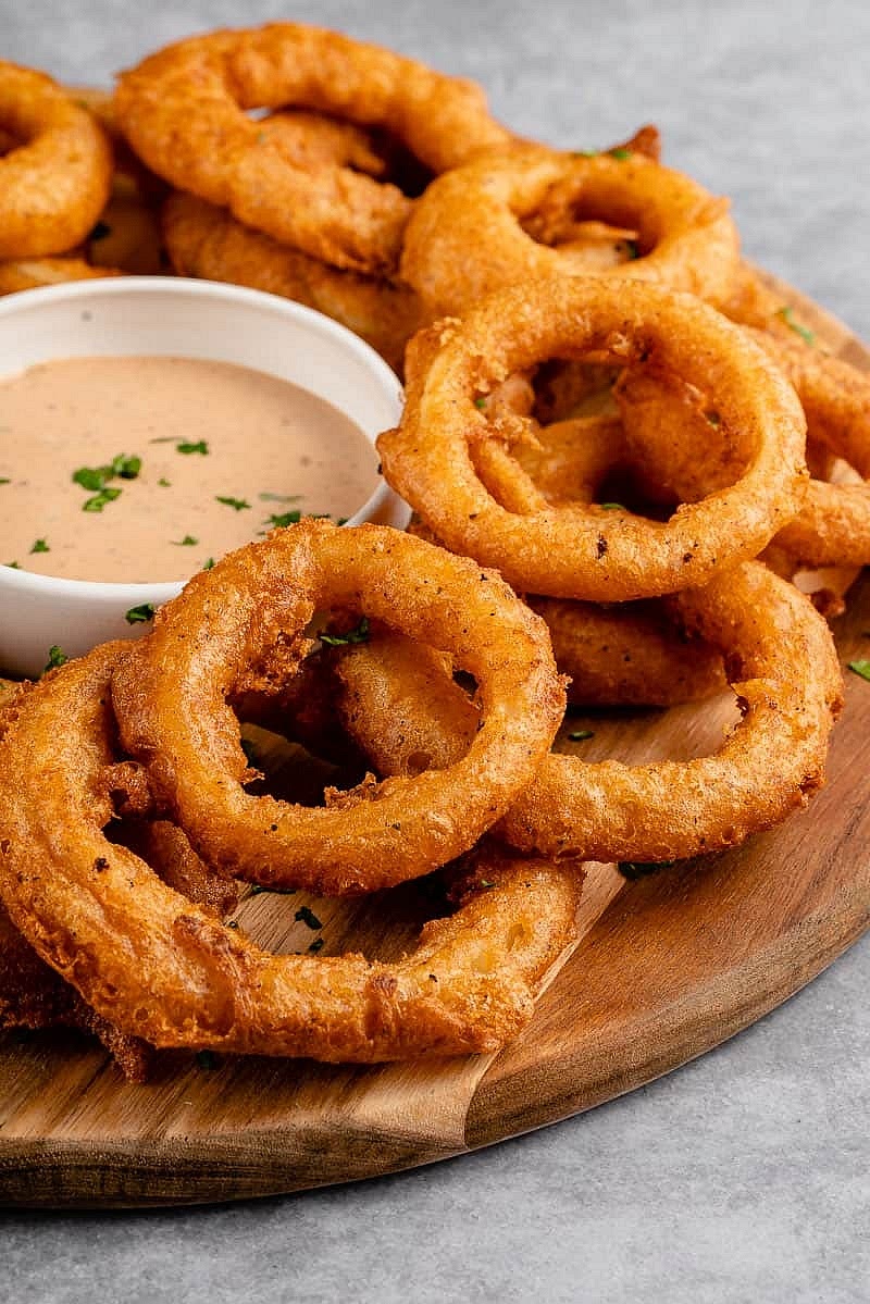 ​The Cold Prep: Soak your sliced onion rings in a bowl of ice water for 10 minutes. This removes the "bite" and helps the coating stick. Dry them completely with paper towels afterward—moisture is the enemy of the crunch!