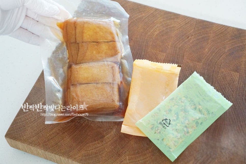 시판용 사각 유부초밥 키트를 준비했습니다. 조미유부와 야채볶음, 소스가 들어있어 간단하게 밥과 크래미 샐러드를 준비하면 됩니다. 유부피는 조미액을 살짝 짜줍니다. 너무 세게 힘을 주면 찢어질 수 있으니 가볍게 살짝 힘을 줍니다.