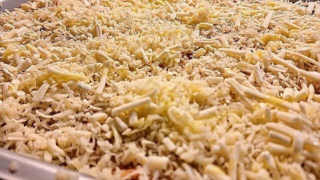 Mit der Tomatensauce und dem Spinat dünn den Boden einer Auflaufform bedecken und jetzt abwechselnd Lasagneplatten, Spinatgemisch und Tomatensoße darin schichten. Mit der Sauce abschliessen und mit Reibekäse bestreuen.