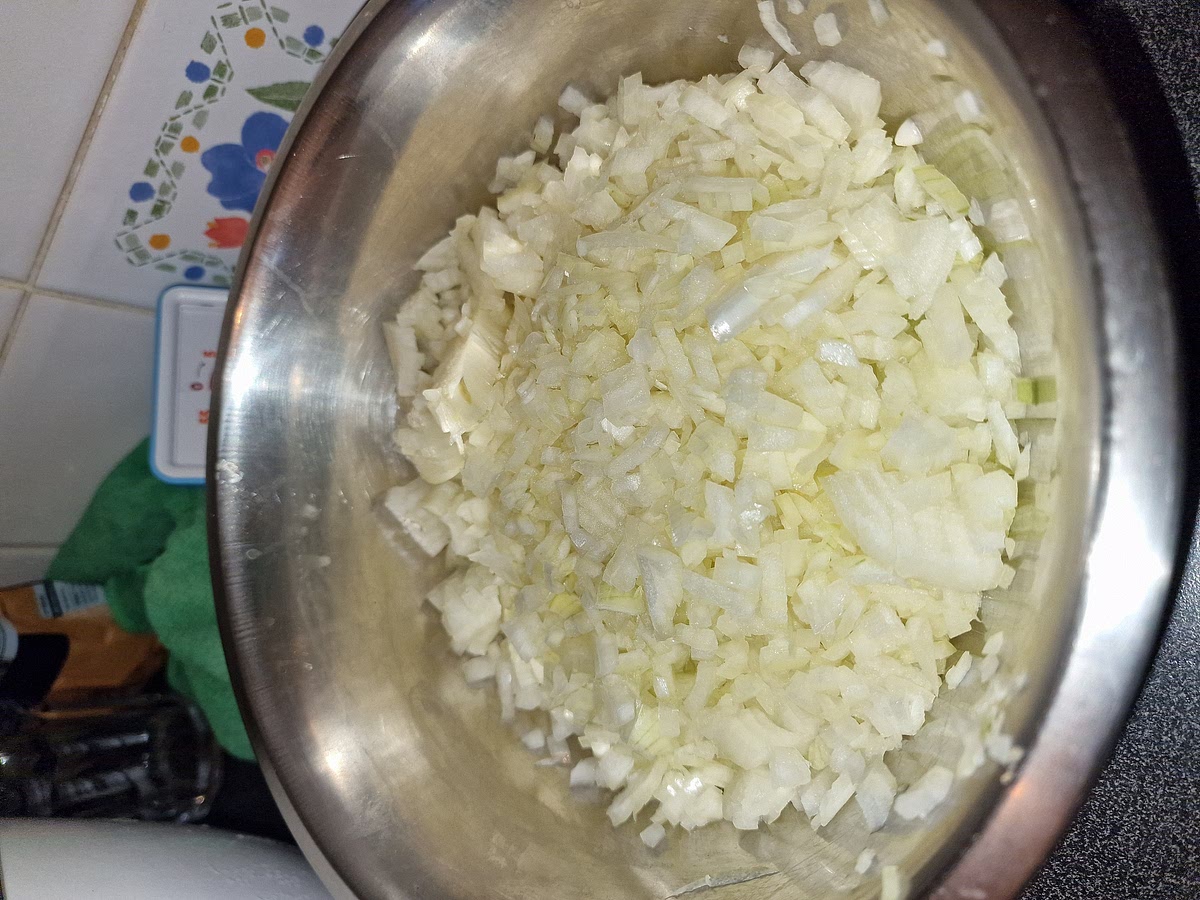 Important rules and techniques. This dish stands on the onion. It gives it depth and regulates the thickness of the sauce. More onion = thicker final sauce. This is up to you. I like a thicker sauce so I use a bit more onion. For 1kg of meat, you should use at least 0.5kg of onion if not a bit more. As for the peppers: they are the main ingredient of this dish and the whole goal is to elevate the flavour of the peppers. Ideally, get actual original Hungarian red peppers for this. If you can't, use red capia or other strains of the pointy red pepper. I do not recomment using bell peppers, they are too bland and watery. As for how fine you want your onion diced: this depends on how you wish to finish your dish, you can either leave the sauce with pieces of onion and peppers in it or you can blend it all together to get a smoother more uniform sauce. This is really just a matter of preference. I like to blend my sauce so I don't bother by dicing the onion as fine as I can.