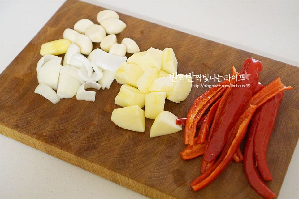 양념은 믹서기에 갈아서 넣는 것과 바로 넣는 것을 따로 준비합니다. 마늘과 생강은 깐 것을 준비하고 양파와 사과는 갈기 좋도록 깍둑썰기 합니다. 고춧가루보다 홍고추를 넉넉하게 갈아 넣으면 텁텁하지 않고 깔끔하게 맛을 낼 수 있어요. 반으로 잘라 씨를 제거한 뒤 갈아줍니다. 홍고추와 청양고추도 큼직하게 잘라주세요. 블렌더에 손질한 생강, 마늘 양파, 고추, 사과를 넣고 밥 100g, 물 1컵을 넣어줍니다. 찹쌀풀을 만들어 넣깆도 하는데 알토란 열무김치는 밥을 넣어 풋내를 잡고 농도를 맞추어줍니다. 잡곡밥을 넣어도 좋다고 합니다. 한데 넣고 부드럽게 갈아줍니다.