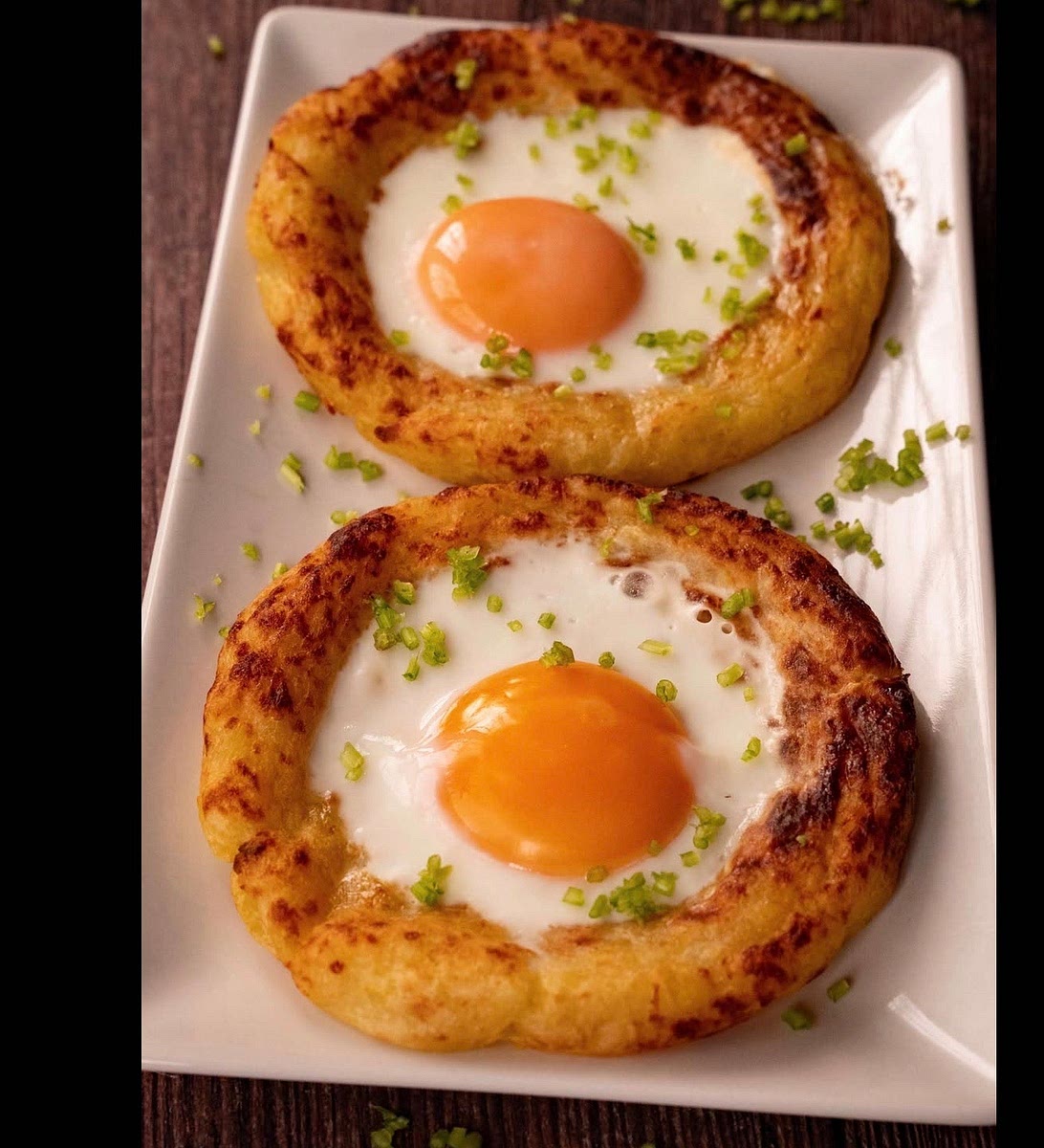 Plate 2 nests per portion, sprinkle them with chopped fresh chives and serve. Enjoy!