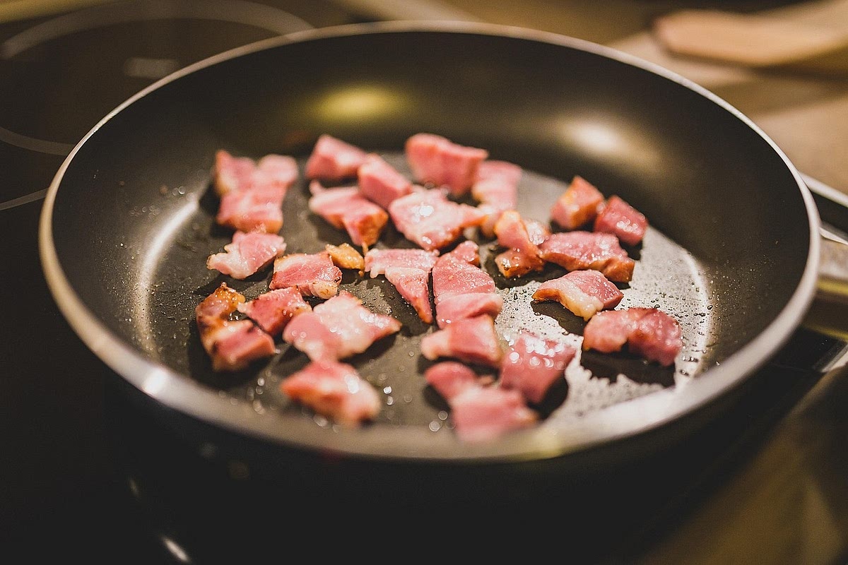 Cook the bacon in a pan until crispy and deglaze the pan with the wine