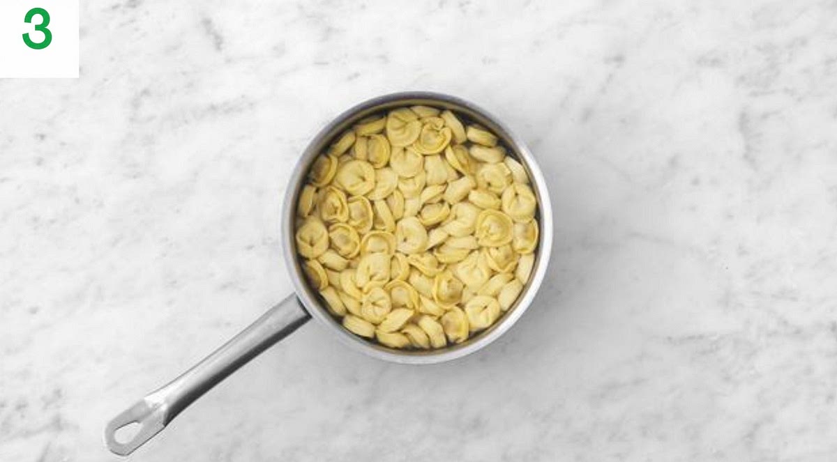 a) When boiling, add the tortelloni to the water and bring back to the boil. Cook until tender, 4-5 mins.
b) Once cooked, drain in a colander and pop back in the pan.
c) Drizzle with oil and stir through to stop it sticking together.