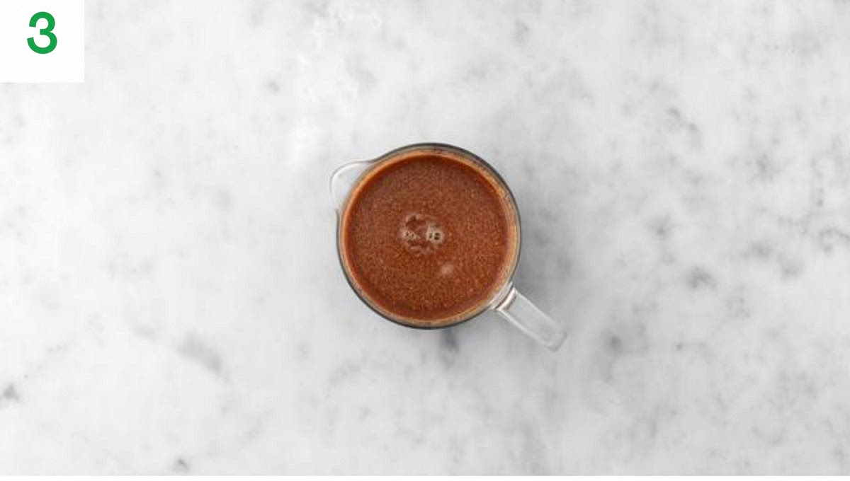 Meanwhile, boil a half-full kettle.
Pour the boiled water for the sauce (see pantry for amount) into a measuring jug.
Add the ketjap manis, soy sauce, peanut butter and sugar for the sauce (see pantry for amount). Stir well.
Pop the jug to one side.