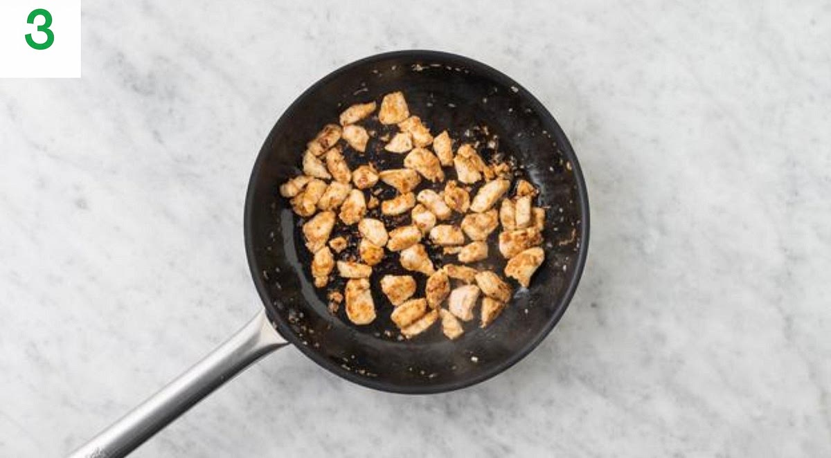While the chicken cooks, peel and grate the garlic.
When the chicken has 1 min of cooking time left, add the garlic to the pan and fry until fragrant.