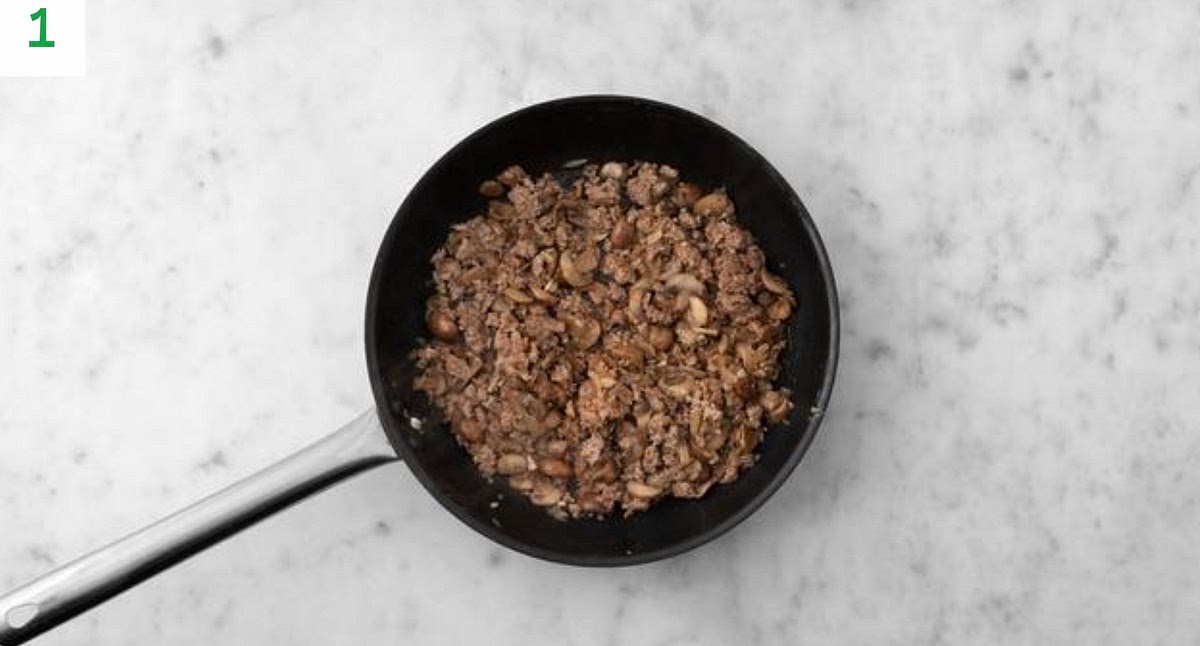 Heat a drizzle of oil in a frying pan on high heat.
Once hot, fry the mince and mushrooms, 5-6 mins. Break up the mince as it cooks.
Once cooked, drain the fat from the mince. Season with salt and pepper.