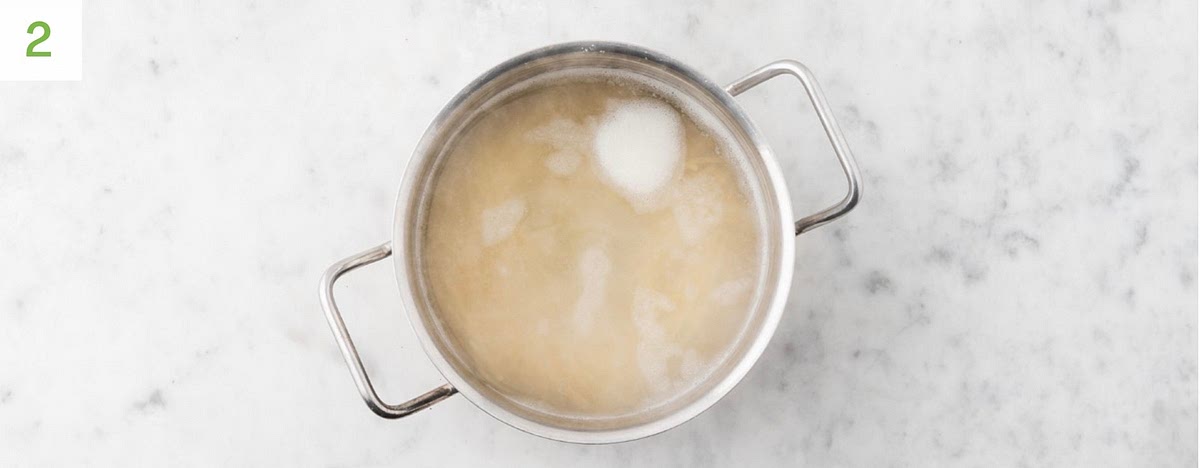 Meanwhile, pur the boiling water into a saucepan with 1/2 tsp salt on high heat.
Boil the pasta, 8 mins.