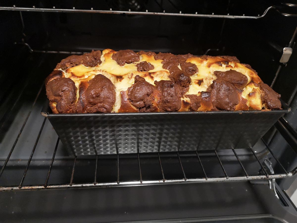 40 45 Minuten backen. Einige Minuten im leicht geöffneten Ofen abkühlen lassen, dann herausnehmen und vollständig auskühlen lassen. In beliebig große Rechtecke schneiden.