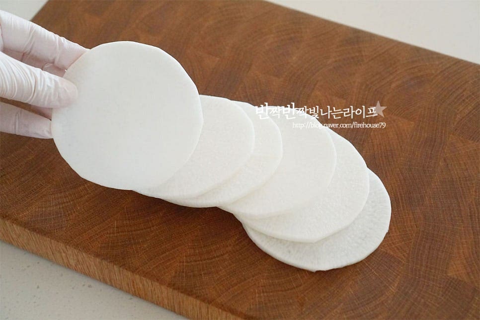 무는 2~3mm 정도 두께로 얇게 편 썰어줍니다. 무와 다시마와 함께 찜기에 넣어주면 비린 맛이 나 잡내 없이 촉촉하게 깊은 풍미를 살려 요리할 수 있는데요. 어우러지도록 두껍지 않게 썰어주세요.