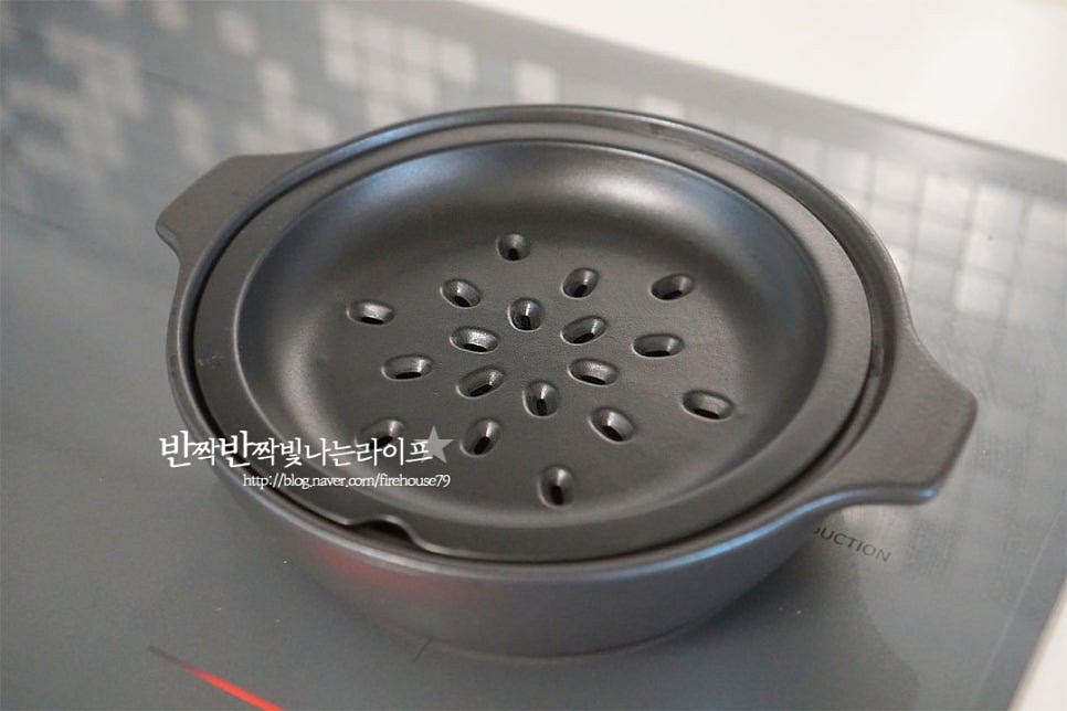 호박잎은 찜기에 찌거나 끓는 물에 데쳐 삶는 방법으로 익혀서 쌈을 맛볼 수 있는데요. 찜기로 부드럽고 촉촉하고 달큰한 향을 살려 쪄보도록 할게요. 먼저 김이 오른 냄비에 찜기를 올려줍니다. 이때 물이 찜기 위로 끓어오르지 않은 정도로 물의 양을 조절하여 넣어주면 됩니다. 끓어올라 김이 나면 손질해둔 호박잎을 펼쳐 올려줍니다. 호박잎 찌는시간은 너무 오래 익혀도 물러지고 맛도 싱거워질 수 있기 때문에 김이 올랐을 때 넣은 뒤 4~5분 쪄주면 됩니다. 양에 따라 1~2분 시간을 조절하여 쪄주어요. 뚜껑을 덮고 4분 쪄준 뒤 1분 뜸을 들여주었습니다. 뜸을 들인 뒤 뚜껑을 열어보니 촉촉하고 딱 먹기 좋게 잘 익었어요. 상추나 깻잎 같이 바로 먹기에는 거칠고 억센 잎이라 이렇게 쪄서 보드랍게 먹음 은은하게 달콤한 향도 좋고 맛있는 별미에요. 크기에 따라 반으로 잘라 밥을 올려 쌈장과 먹어도 좋고, 참기름 간을 한 밥을 돌돌 말아 쌈밥으로 만들어 먹어도 맛이 좋아요. 된장과 맛 조합이 좋으며 호박의 단맛과 구수한 맛이 잘 어울린답니다. 영상도 같이 담았어요. 입맛 없을 때 별다른 반찬 없이 먹기도 좋고, 고기반찬이랑도 맛있게 어울려요. 찌는시간에 맞추어 잘 익혀주기만 하면 억세지 않고 부드럽게 맛볼 수 있으니 제철이 끝나기 전까지 맛보면 좋을 것 같습니다. 같이 어울리는 참치쌈장 레시피도 있어요. 호박잎찌기 보드랍고 달콤하게 드셔보세요^^ 끄읕 !