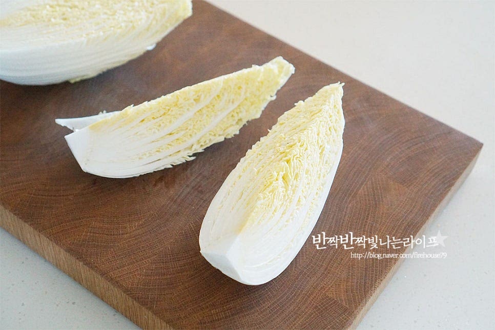 밑동을 다듬은 뒤 4등분으로 썰어줍니다. 알배추샐러드를 만들 때 모양이 풀어지지 않게 밑동이 붙은 상태로 모양을 내어 썰어서 준비해 줍니다.