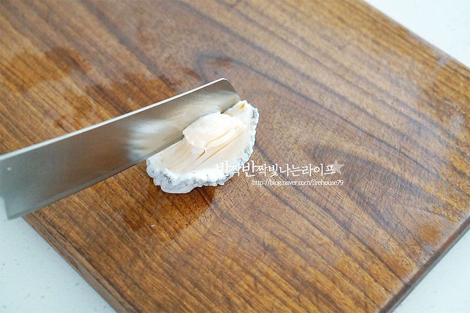 손질법만 알면 회로 먹기 위해 써는 과정은 간단해요. 살에 세로로 칼집을 넣어줍니다. 칼집을 넣어주시면 오독오독 식감도 좋고 양념소스도 잘 어우러집니다. 칼을 약간 사선으로 뉘어 얇게 저며 썰어주시면 됩니다.