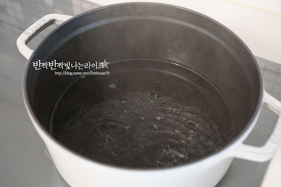 냄비에 물 5컵을 붓고 끓여줍니다. 냄비의 크기에 따라 끓었을 때 물이 찜기 위로 올라오지 않게 물의 양을 조절해 넣어주세요. 김이 오른 상태로 찜기를 올려줍니다. 청주 1/2컵도 함께 부어줍니다. 뚜껑을 덮은 뒤 약불로 낮춘 뒤 1시간 30분을 쪄줍니다. 전복찜 시간은 따뜻한 온도로 천천히 익혀 부드럽고 진한 재료의 풍미를 살려줍니다. 인덕션 9기준에서 2~3으로 쪄주었습니다. 1시간 30분 약불로 찐 뒤 10분 뜸을 들인 뒤 뚜껑을 열었어요. 무가 투명해진 사이로 전복살이 보드랍게 익었어요. 다시마와 무를 함께 쪄서 감칠맛 풍미도 좋고 잡내없이 촉촉하고 부드럽게 완성입니다.