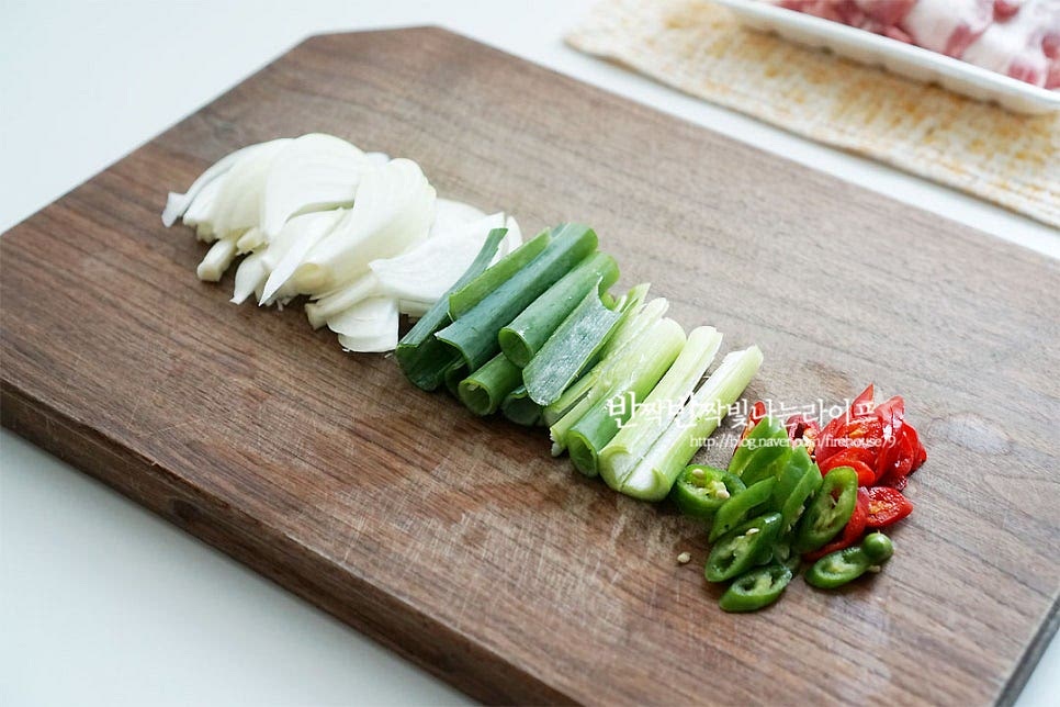 양파는 채 썰고, 대파는 큼직하게 고추는 어슷하게 썰어주었어요. 매운맛 취향껏 고추를 넣어줍니다. 삼겹살은 먹기 좋게 잘라주었어요. 구워낸 뒤 잘라주어도 됩니다.