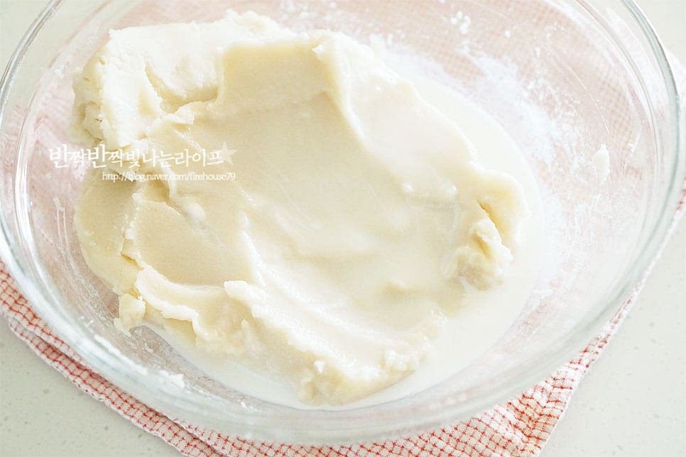 풀어둔 앙금에 우유 30g, 연유 8g을 넣고 섞어줍니다. 풀어지는 농도에 따라 우유는 10g 정도 조절하여주세요. 백앙금 종류에 따라 당도에 차이가 있으니 단맛은 그에 맞게 넣어주세요. 뭉침없이 재료가 어우러지도록 주걱 또는 거품기로 섞어줍니다. 부드럽게 섞이면 계란노른자 1개를 넣어줍니다. 농도가 부드러워집니다.