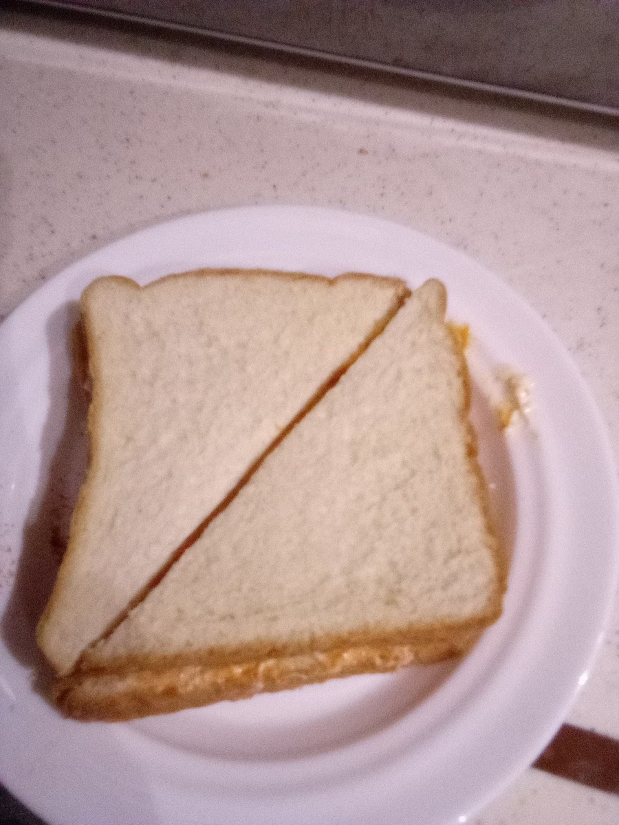 Put other slice of bread and slice diagonally.
Tip: Use a bread knife. That's the kind with the curvy grooves at the edge. π₯ͺπ₯ͺ