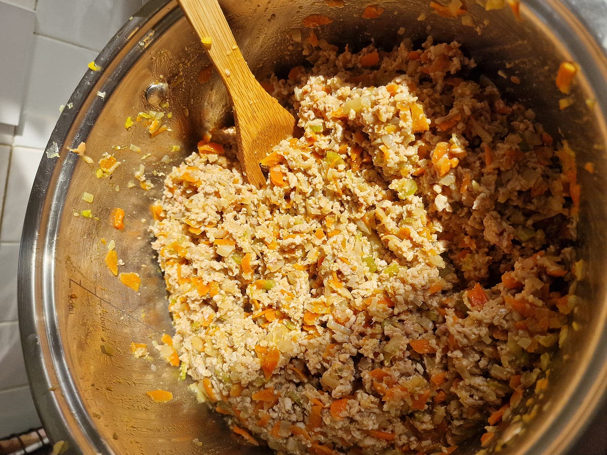 When your base is finished, you can add the meat. Make sure to break it all down properly and fry it on medium to high heat until the meat is browned and doesn't look raw anymore. At this point you need to properly salt and season the meat. I used about a table spoon of salt for this quantity and a large pinch of black pepper.