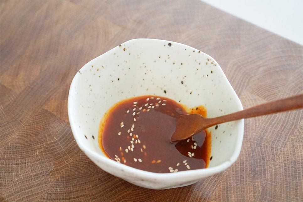 남은 회덮밥을 만든다면 남은 소스를 활용해주고 직접 만들 때는 고추장에 설탕과 식초로 신맛과 단맛을 더해 초장을 만들면 됩니다. 고추장 2 큰 술, 식초 2~3 큰 술 황설탕 1 큰 술, 단마늘 1 작은 술 매실액 1½ 큰 술, 조청 2 큰 술 통깨 약간 넣어줍니다. 장맛에 따라 새콤달콤한 정도를 조절해 주세요.