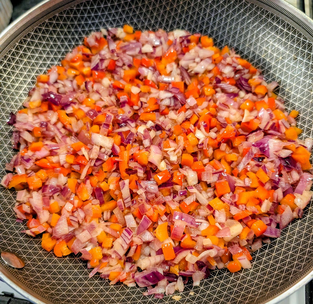While the squash cooks, we’ll make a simple sofrito: heat 1 tbsp of canola oil (rapeseed, or other neutral veg oil) in a pan a,d add the chopped onion and bell pepper. Fry them at medium heat until soft, but without colouring them.