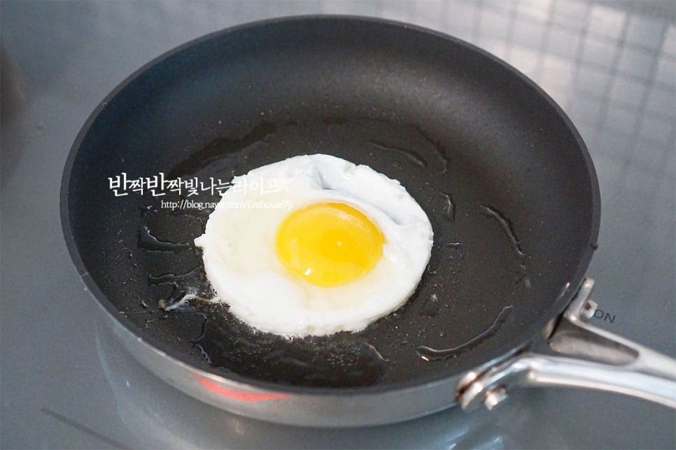 달군 팬에 식용유 약간 두르고 계란을 반숙으로 구워줍니다.