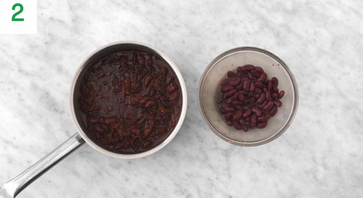 Once the sauce is simmering, add the kidney beans and the beef and its juices to the sauce. Season with salt and pepper.
Simmer until thickened, 8-10 mins. Stir occassionally.