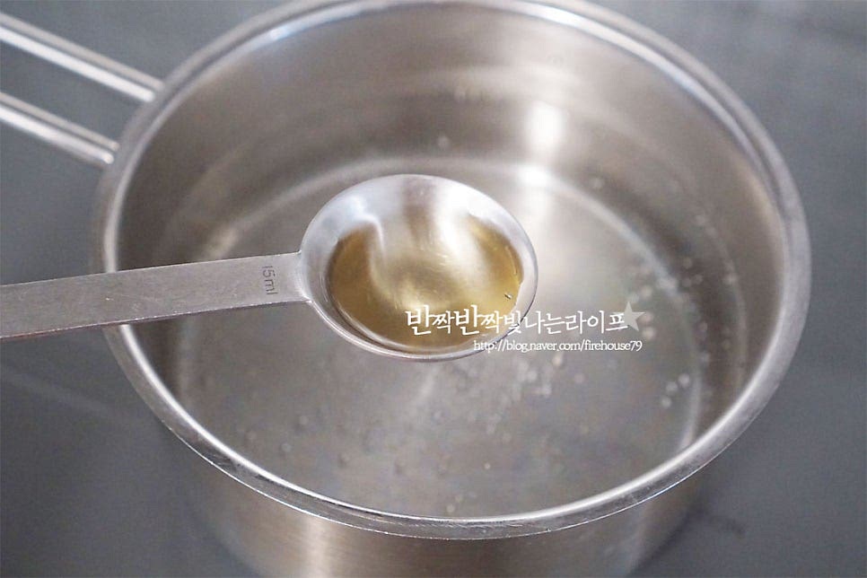 냄비에 재료가 잠길 정도로 물을 붓고 끓어오르면 식초 1 큰 술을 넣어줍니다. 식초를 넣고 데쳐서 아린 맛과 흙내를 잡아줍니다. 손질한 연근을 넣고 끓어오르면 중불로 낮추어 20~25분 삶아줍니다. 삶는 시간에 따라 아삭함과 쫀득함 식감을 낼 수 있는데요. 조금 더 아삭하게 만들고 싶다면 10분 정도, 쫀득하게 만들고 싶다면 25분 정도 삶아줍니다. 화력이나 양에 따라 시간을 조절하여 익은 정도를 체크하여 삶으면 됩니다. 삶은 뒤 흐르는 물에 헹구어 불순물을 제거하여 체에 밭쳐 물기를 털어줍니다.