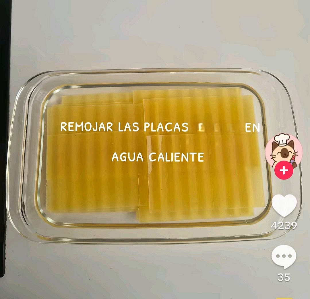 Remojar las placas de lasaña en agua caliente según fabricante