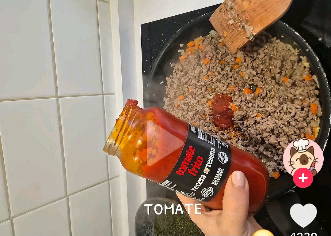Cocina la carne y cuando esté cocinada le añades el tomate