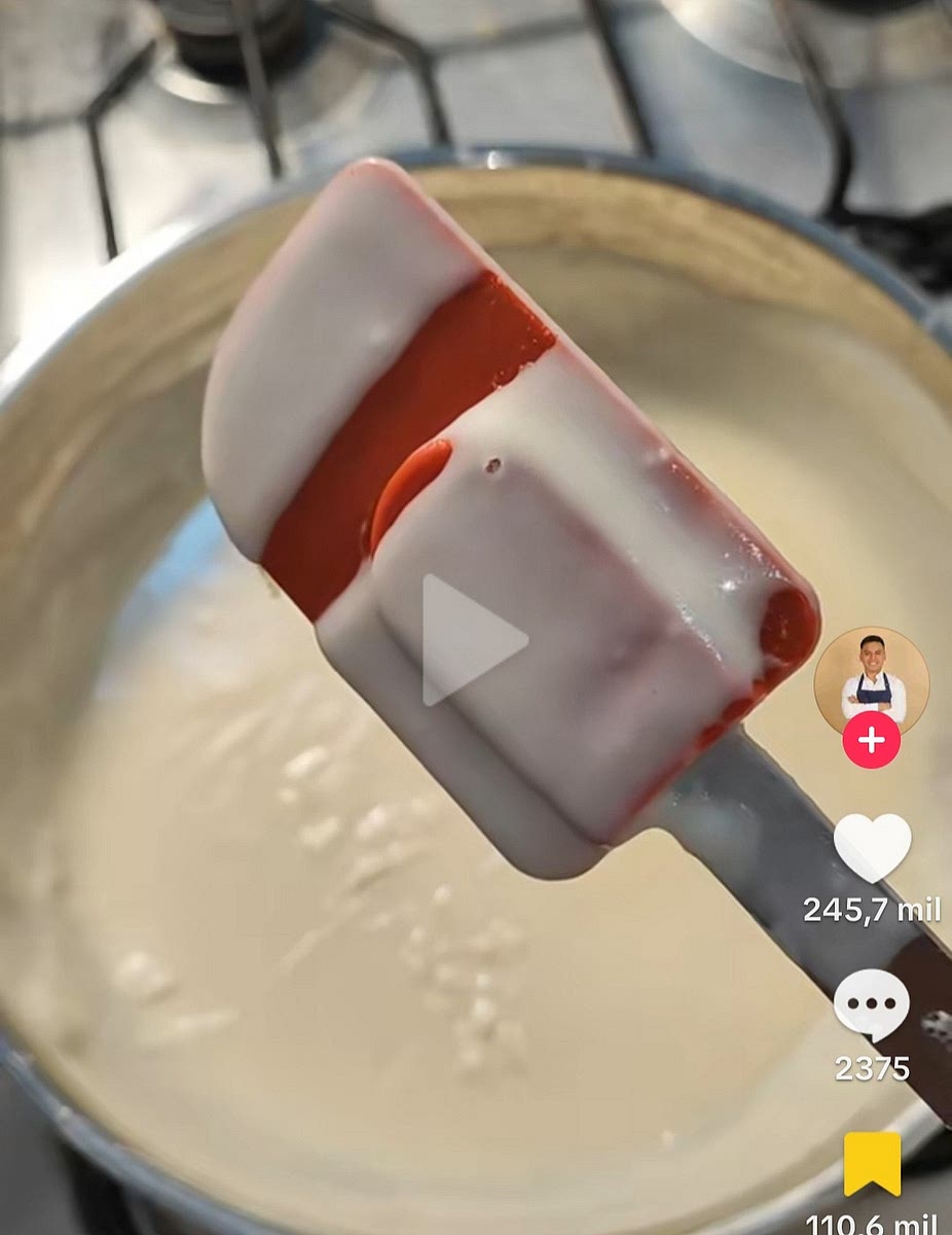 Haz la bechamel
A fuego medio :
Pon la mantequilla en la sarten y cuando esté derretida añade la harina
Cuando se mezclen añanade la leche y remueve hasta que no haya grumos y añade nuez moscada