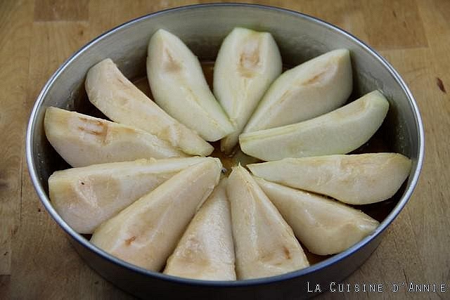 Déposer les poires, épluchées et coupées en quartier, au fond du moule, en rosace