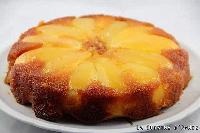 Démouler chaud sur le plat de service en faisant attention à ne pas se brûler (ou en trempant le fond du moule dans de l'eau chaude, si on a un peu attendu)