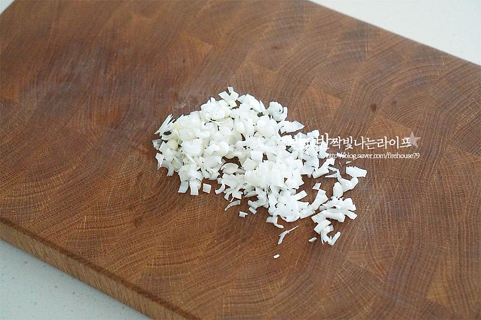 양념에 넣을 대파 흰 부분은 잘게 다져 썰어줍니다. 향신 채소로 대파를 넣고 만들었는데 양파를 조금 잘게 다져서 넣어도 됩니다. 넉넉한 크기의 볼에 소고기를 넣고 황설탕 1/2 큰 술을 먼저 넣고 버무려줍니다. 설탕 입자가 굵어 먼저 단맛을 입힌 뒤 나머지 양념재료를 넣어줄 것입니다. 가볍게 간을 해주는데 입맛에 따라 단맛, 짠맛은 조절하여 주세요. 간 마늘 1/2 큰 술, 진간장 1 큰 술 맛술 1 큰 술, 매실액 1 작은 술 참기름 1 큰 술, 후추 약간 다진 파 2 큰 술, 생강가루 약간도 함께 넣어줍니다. 간이 어우러질 수 있도록 버무려줍니다. 고운 다짐육이라 가볍게 버무려도 간이 잘 스며들어요.