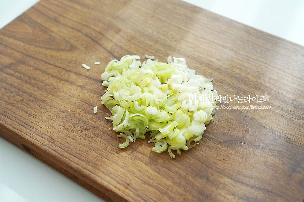 LA갈비 양념장을 만들어요. 대파를 잘게 썰어줍니다. 종이컵 한 컵 정도 썰어주었어요. 기존 레시피대로 만든다면 위에 적힌 계량대로 하시면 됩니다. 저는 약간 간간한 것 같아 간장과 설탕량을 줄여 넣었어요. 다진 대 파 1컵과 함께 간장 2/3컵, 황설탕 1/3컵 꿀 2~3 큰 술, 맛술 1/2컵 간 마늘 1/4컵, 간생강 1/2 큰 술 참기름 2 큰 술, 후추 약간 넣어요. 연육 작용과 풍미를 더해주는 배즙 200ml, 양파즙 2 큰 술 추가로 같이 넣어줍니다. 물 3컵도 넣어주고요. 간이 짜다 싶거나 절이는 시간이 길어지면 물을 추가로 넣어 조절해 주시면 됩니다. 설탕 입자가 녹을 정도로 잘 저어 섞어줍니다. 간을 보고 기호에 따라 양념재료를 가감하여 주시면 입맛에 맞게 드실 수 있어요~