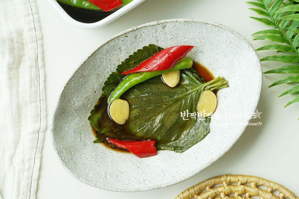 너무 짜지 않으면서 짭조름한 감칠맛이 향긋하게 어우러지고 색도 진하게 완성되었습니다. 영상도 같이 담았어요. 새콤달콤하면서도 짭조름한 간장물과 부드럽게 어우러져 밥반찬은 물론 고기 먹을 때 같이 먹어도 잘 어울려요. 입맛 돋우는 여름 밑반찬으로 맛있게 만들어드세요. 끄읕 !