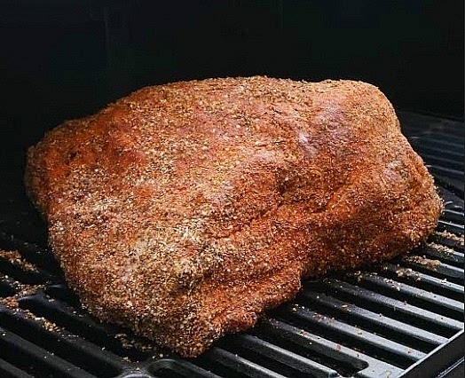 Smoke: Maintain 225°F–250°F using post oak until a dark, firm bark forms.