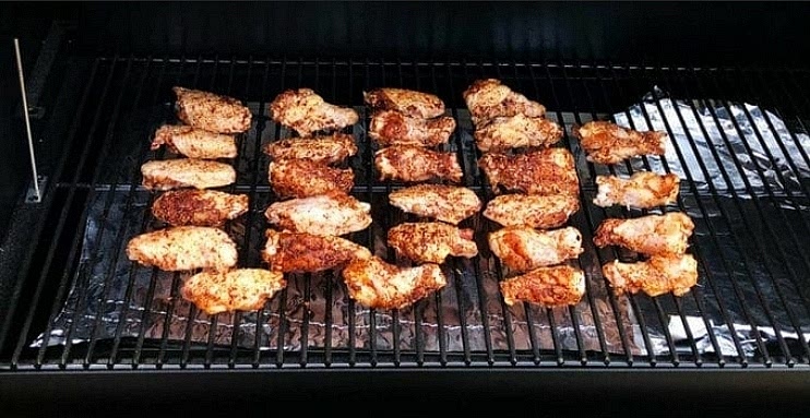 Smoke/Roast:
​Smoker: Cook at 350°F (177°C) using oak or pecan wood.
​Oven: If you don't have a smoker, set your oven to 400°F (200°C) on convection mode.Arrange wings on a wire rack over a baking sheet. Cook for 45–55 minutes, flipping halfway through, until the skin is crispy and the internal temperature reaches 175°F–180°F (wings need higher heat than breast meat to render the fat under the skin).