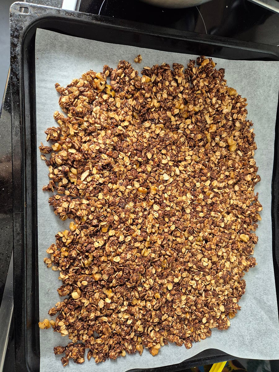 Auf Backpapier flach ausstreichen, leicht andrücken. Für 20–25 Min backen. Nach 10-12 Minuten wenden.