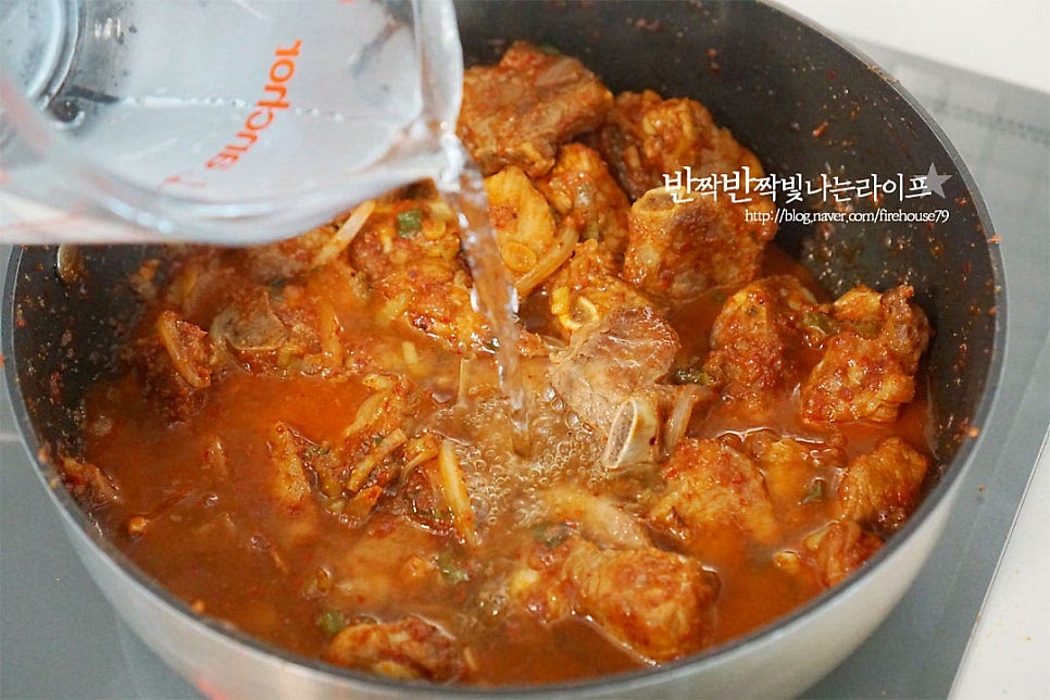 물 500ml를 부어줍니다. 자작하게 잠길 정도로 물의 양을 넣어요. 후추를 20바퀴 갈아 넣어줍니다. 생각보다 후추가 넉넉하게 들어가 매운맛을 더해줍니다. 끓어오르면 뚜껑을 덮고 약불에서 40분 끓여줍니다. 끓일수록 농도가 진해지면서 맛도 깊어집니다. 40분 끓이면 양념이 자작하게 졸아드는데 그럼 강불로 올린 뒤 5분 정도 수분을 날려 볶아줍니다. 걸쭉한 짜글이 소스같이 마무리해 주면 됩니다.