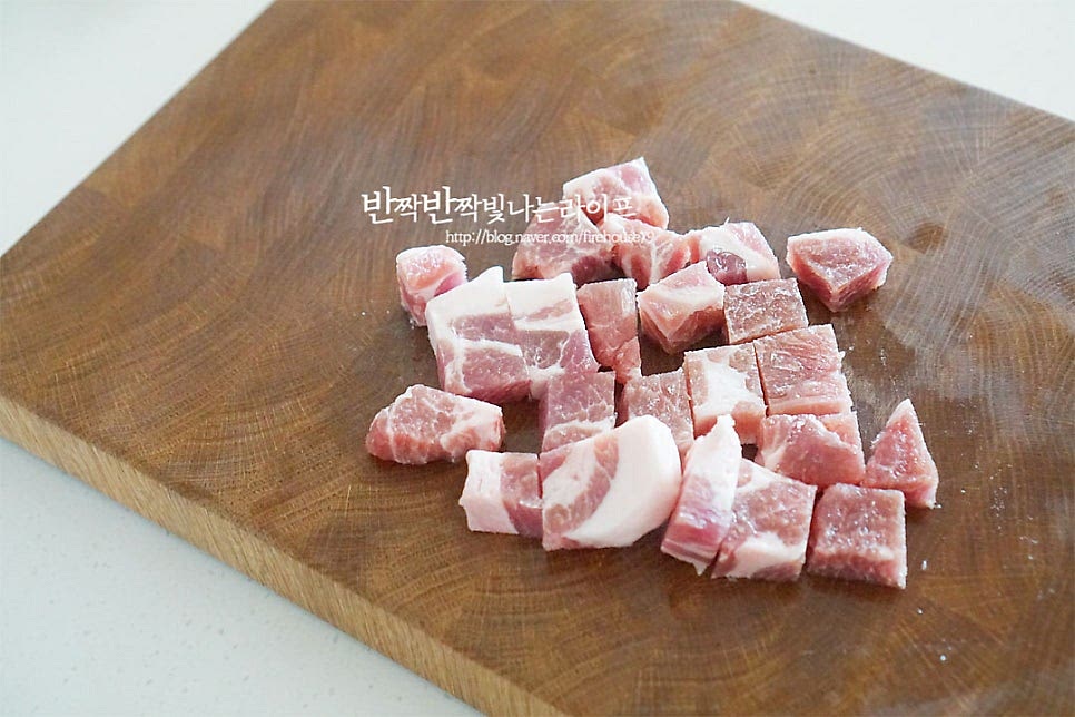 고기 부위는 쫄깃한 목살로 남은 돼지고기를 활용해 만들면 좋은데요. 한 덩이를 한 입 크기로 먹기 좋게 두툼하게 썰어줍니다. 필라프는 볶음밥 재료를 큼직하고 식감있게 잘라주면 맛있습니다. 볼에 자른 목살을 넣고 갈릭솔트 약간, 맛술 1 작은 술 뿌려 밑간합니다.