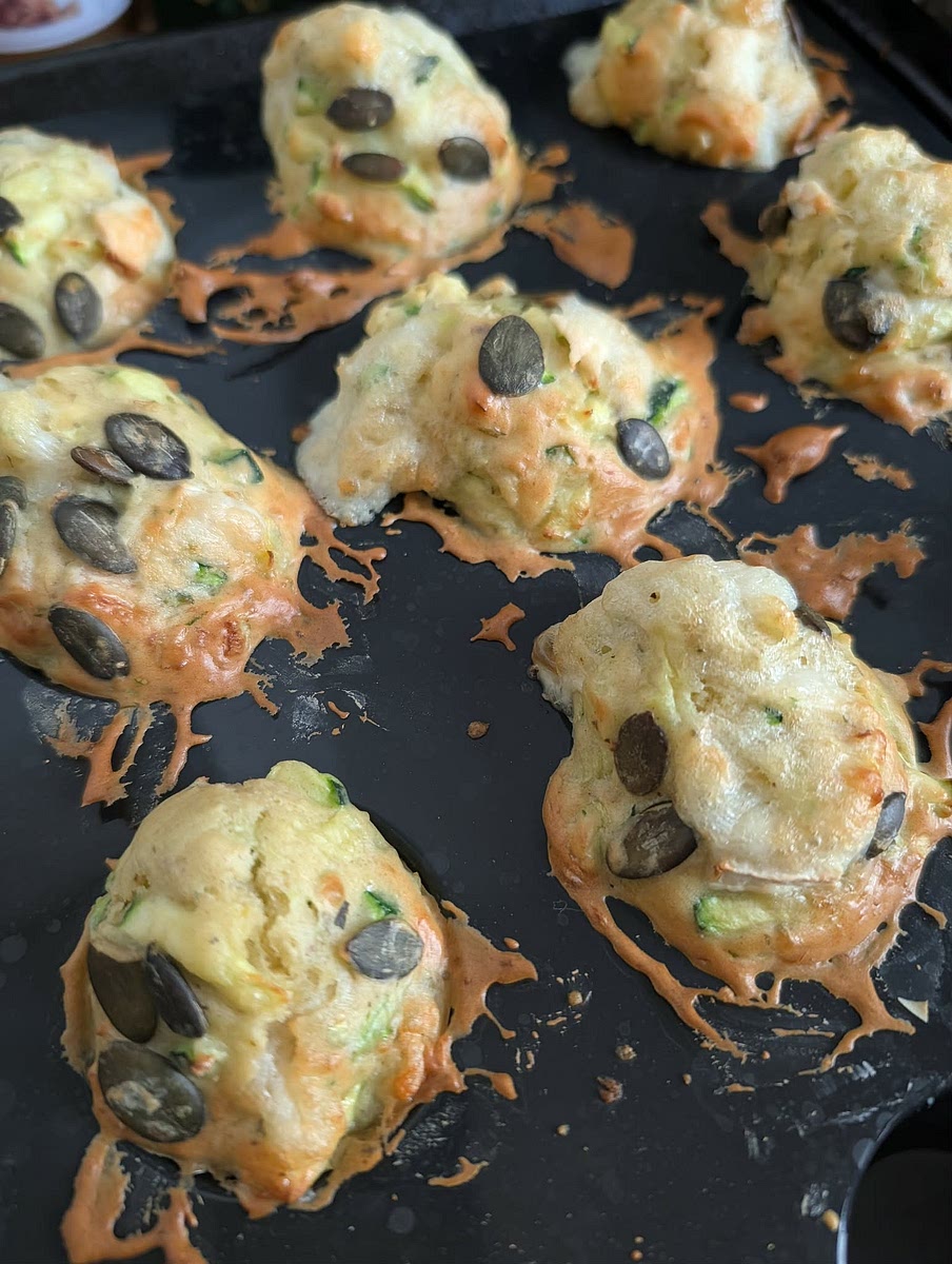 Cuisson : Versez la préparation dans des moules à muffins (graissés si nécessaire). Ajouter les graines de courge. Enfournez pour 20 à 25 minutes à 180°C, jusqu'à ce qu'ils soient bien dorés.