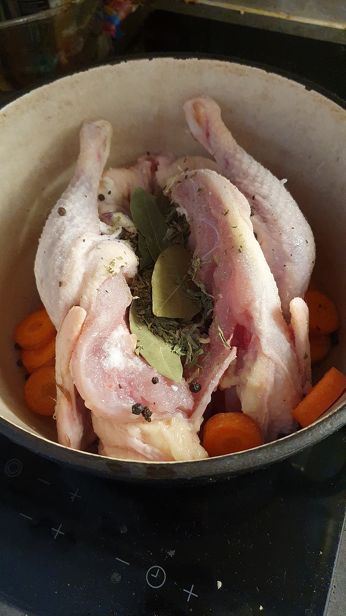 Crush the garlic (or mince it) and put it inside the hen.
Cut up the vegetables in bite-sized chunks. Put the vegetables inside and around the hen.
Do the same with the bay leaves.